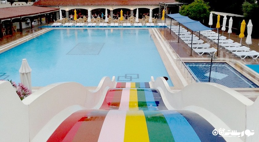 سرسره استخر روباز هتل